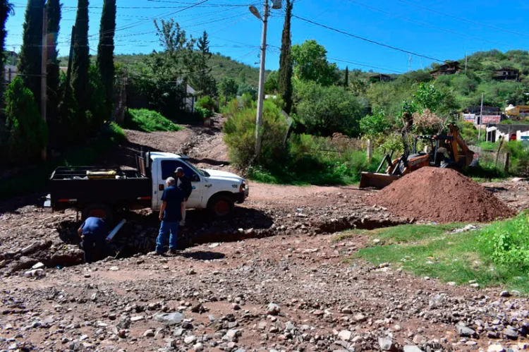 Reparan los daños en red de conducción de drenaje en la Benito Juárez