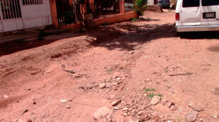 Intransitable calle Culiacán en la colonia 5 de Mayo