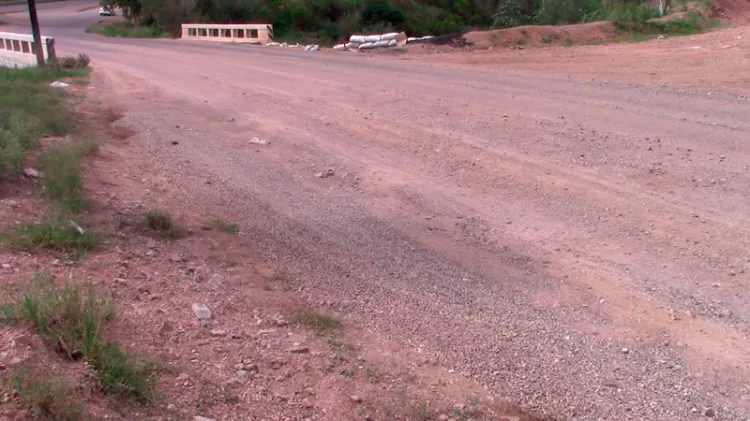 Alertan por tierra en carriles de la carretera