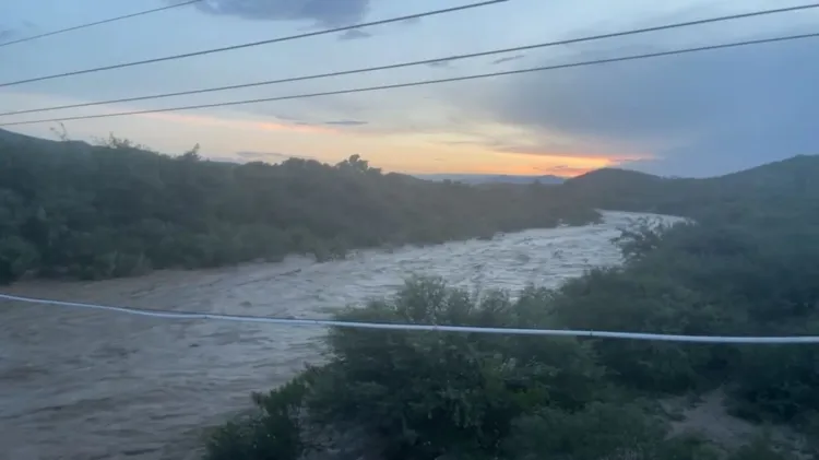 Arrastra a varias personas el río Cabullona