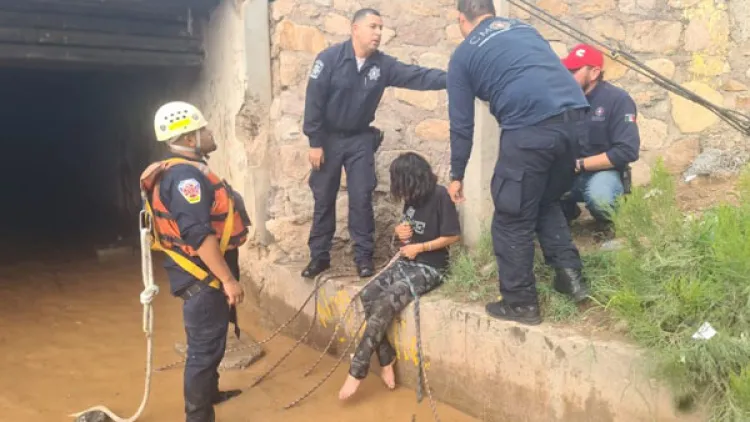 Salvan a mujeres arrastradas por aguas broncas