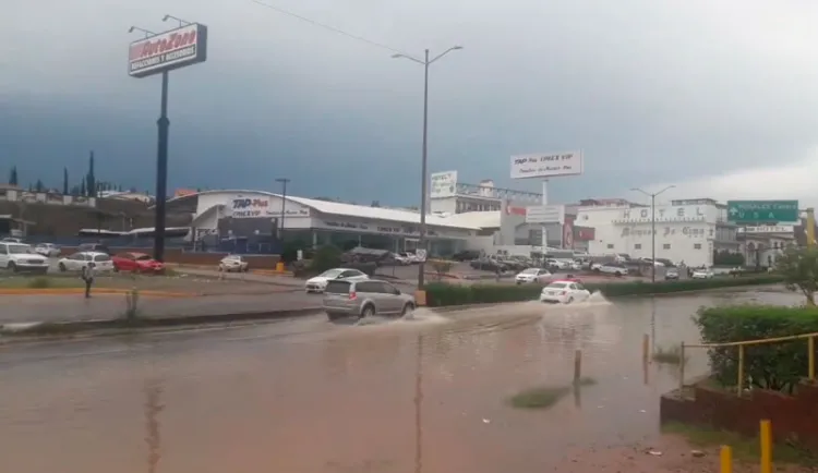 Rescatan a nueve personas durante tormenta