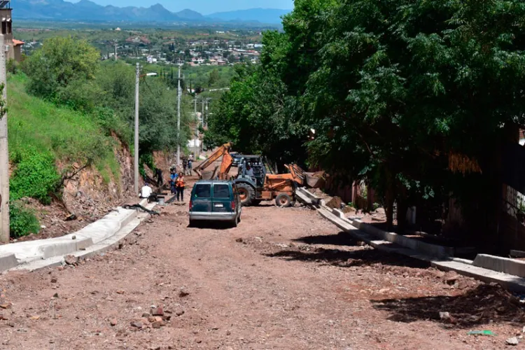 Mantienen pavimentación de la calle sierra Santa Catalina