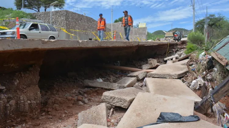 Alertan por socavón en avenida Tecnológico