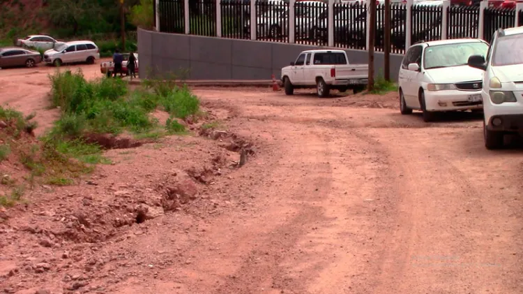 Tienen padres de familia problemas con zanja en la Calle de los Niños