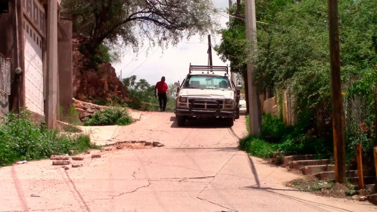 Provoca enorme bache afectaciones a vehículos