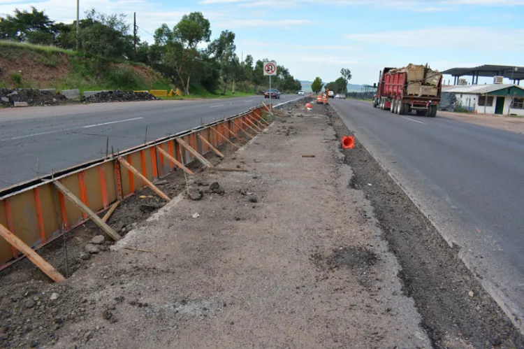 Realizan trabajos en camellón central de carretera internacional