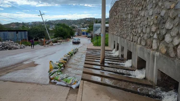 Desfogan aguas del represo en avenida Tecnológico