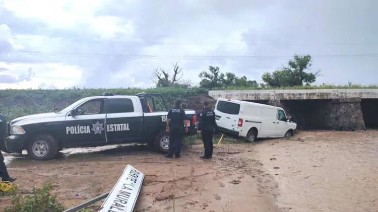 Rescatan al conductor de un auto al ser arrastrado por la corriente