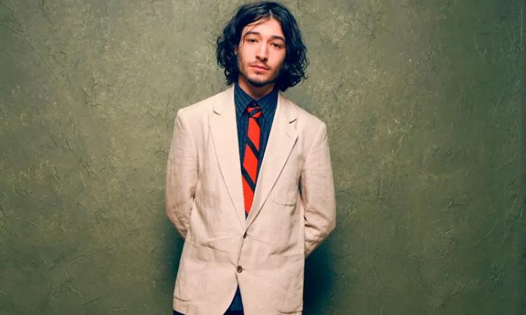 Ezra Miller pide perdón