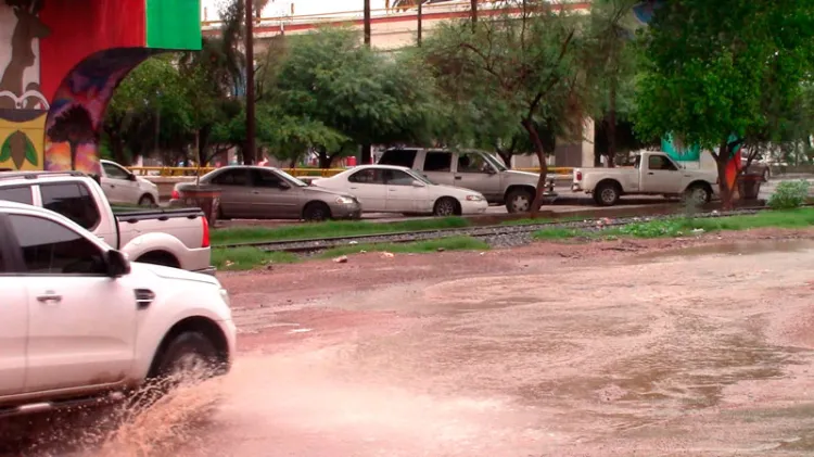 Perjudican baches a conductores en la Ruiz Cortines