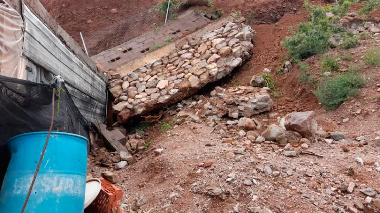 Alertan por deslizamiento de tierra a causa de la humedad