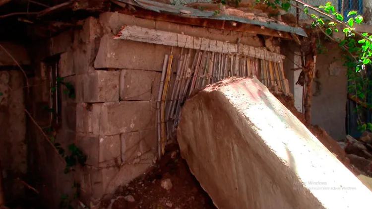 Colapsa pared de casa contigua y afecta a vecino