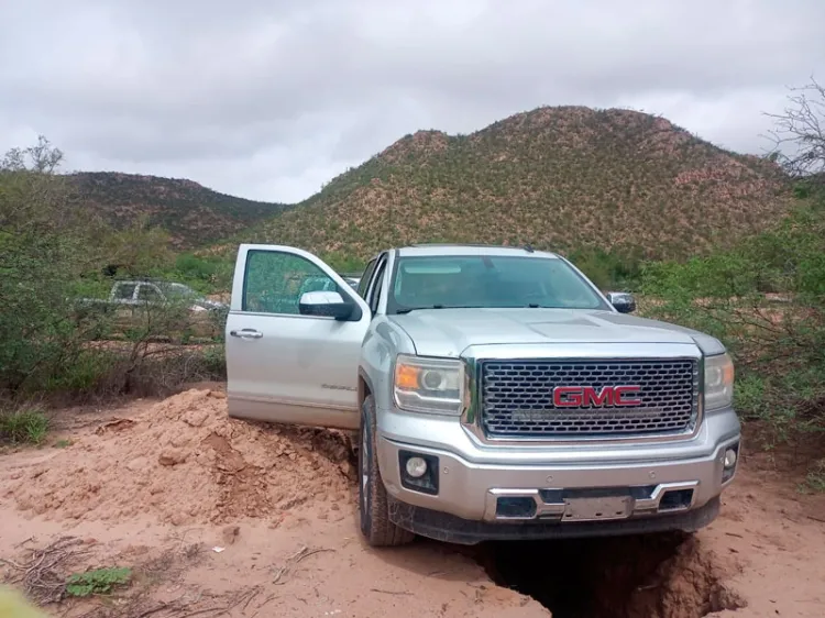 Aseguran carro blindado y armas