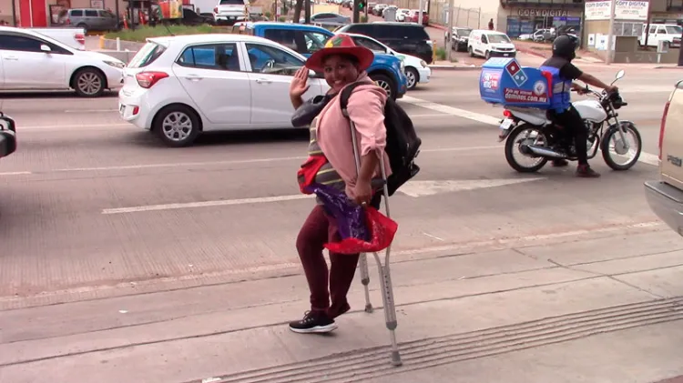 Bailando y sonriendo enfrenta la vida