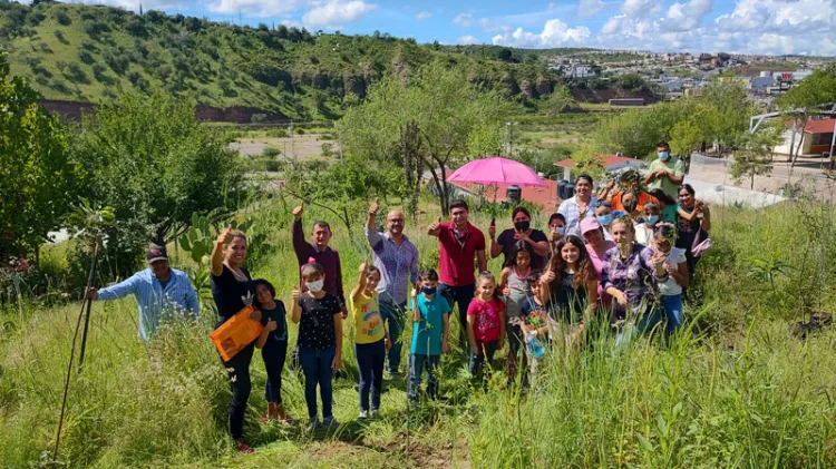 Suma David Chavoya a huerto escolar en primaria