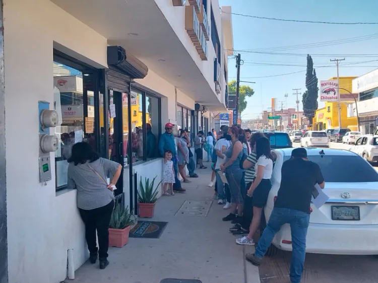 Largas filas para comprar uniformes en primer día de clases