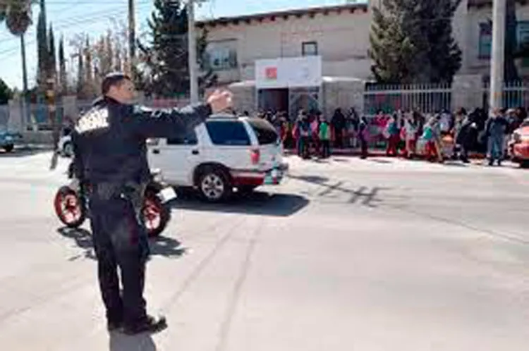 Causa molestias aglomeración vehicular en centros escolares