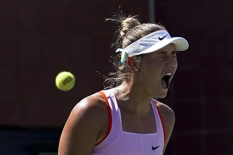 Kostyuk declina saludar a Azarenka