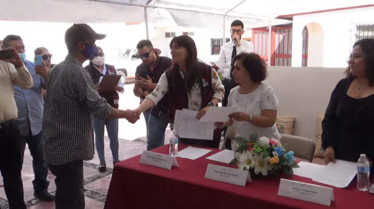 Entregan materiales a familias damnificadas durante las lluvias