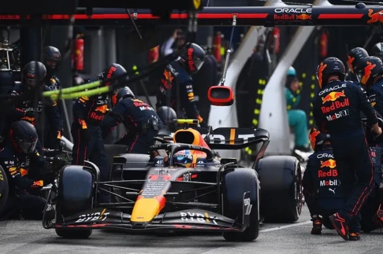 Checo molesto con Red Bull