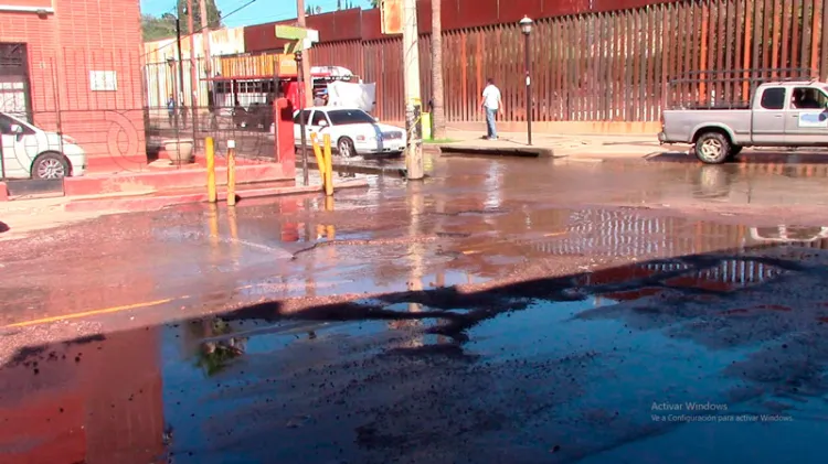 Reportan fuga de agua en centro de Nogales