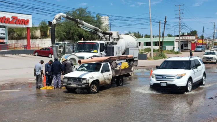 Controlan los desfogues de la Tecnológico y limpian drenaje