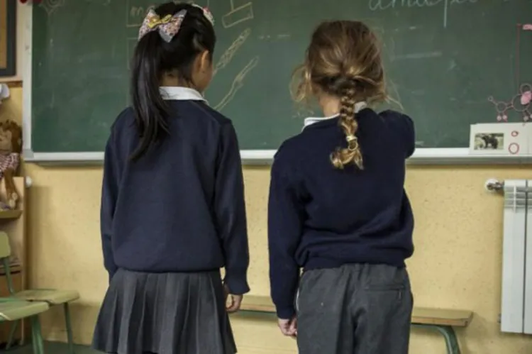 Padres en contra de pantalón en alumnas