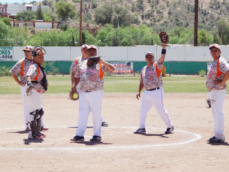 Dodgers gana en beisbol añejo