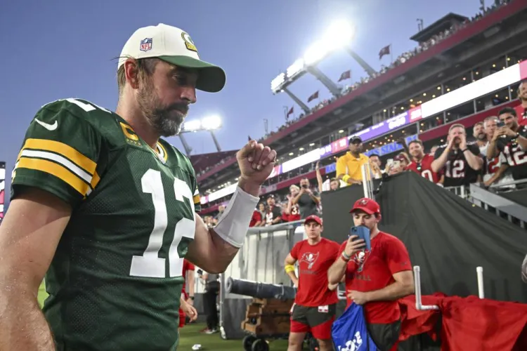 Rodgers gana duelo a Brady