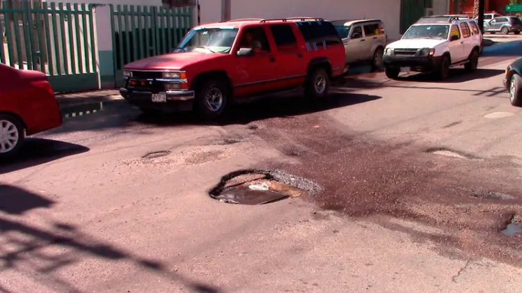 Entorpecen baches circulación en la Maclovio Herrera