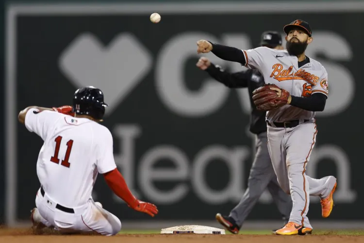 Urías la bota al perder Orioles