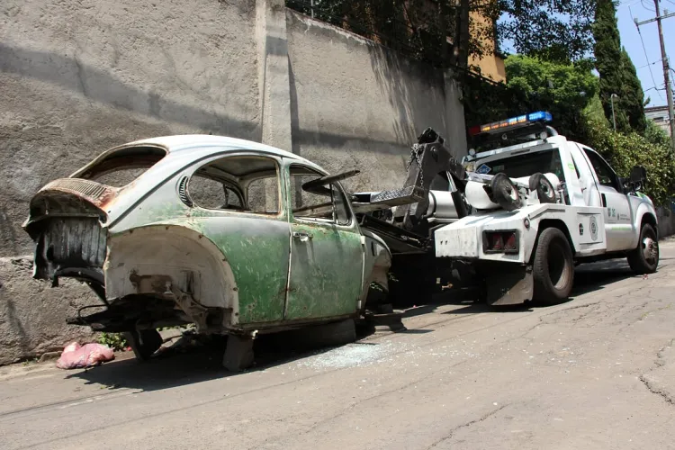 Retiran autos chatarra de las calles