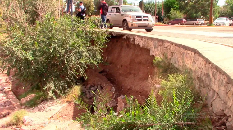 Alertan por latente derrumbe en parada de camión