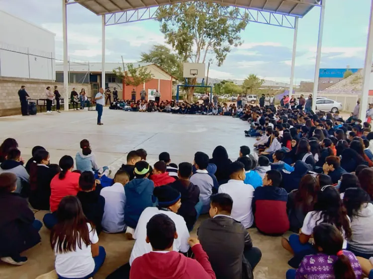 Previenen a jóvenes por mal uso de redes sociales