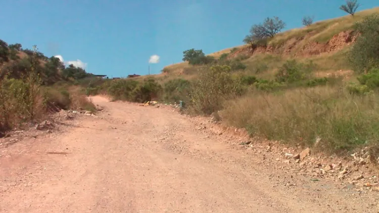 Entorpecen zanjas y hoyos acceso de Bellotas a Monarca