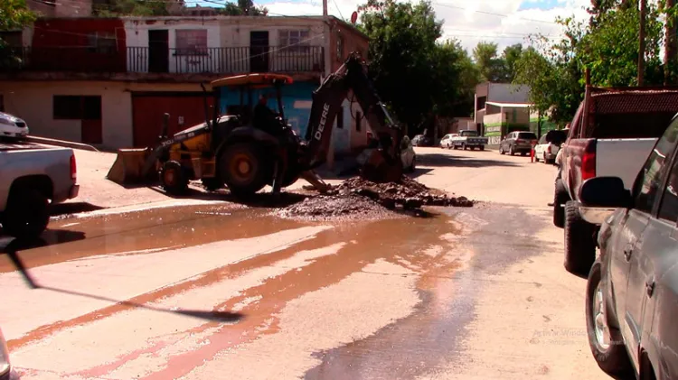 Cierran calle por reparación de drenaje