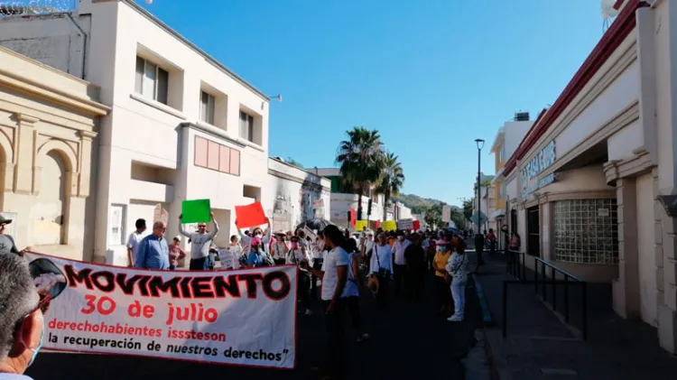 Marchan jubilados y pensionados del Isssteson