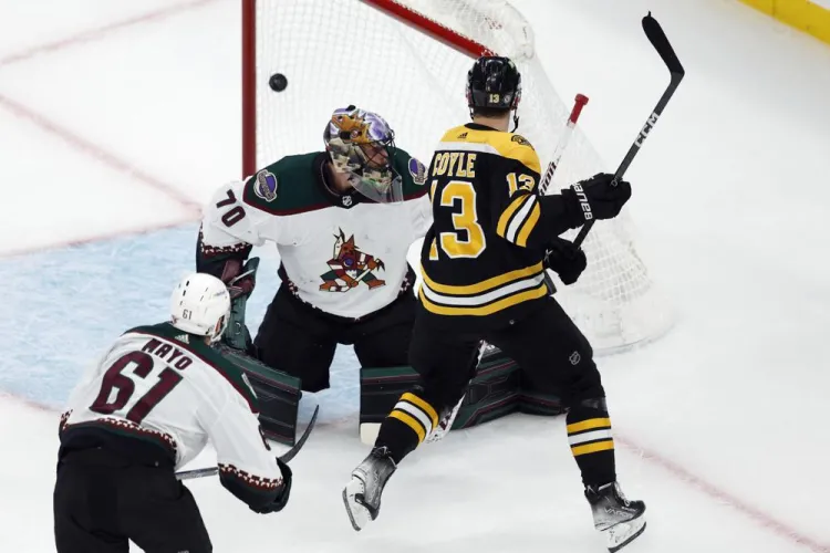 Bruins amplían dominio sobre los Coyotes