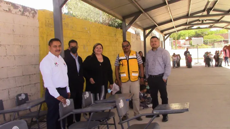 Entrega Club Rotario mesabancos en primaria