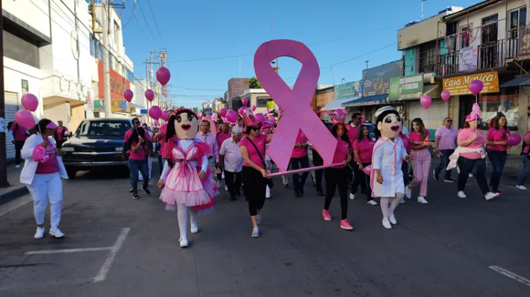 Sensibilizan lucha contra el cáncer de mama con mega marcha