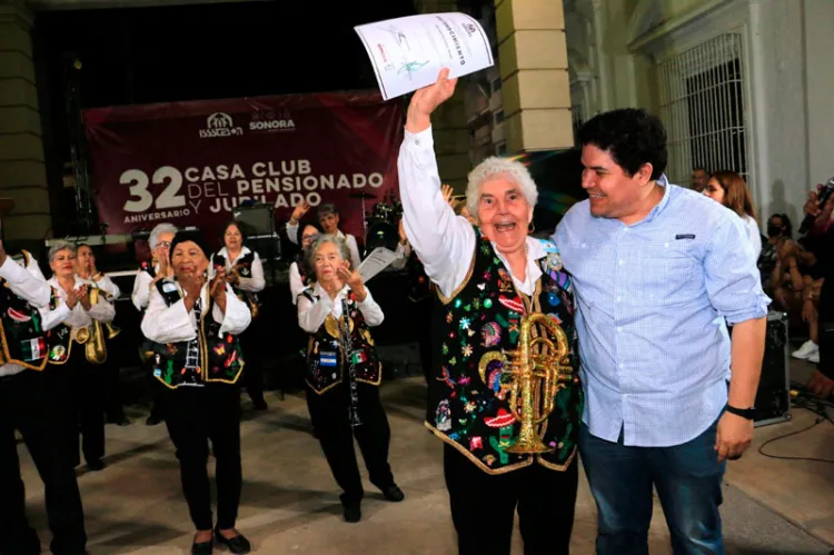 Coro de Adultos Mayores del Isssteson tributa a Juan Gabriel