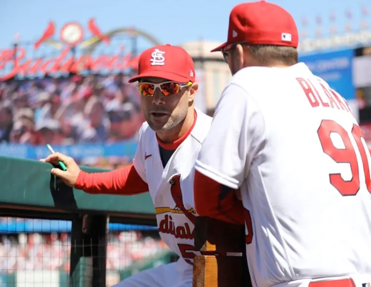 Anuncian Marlins a Skip Schumaker