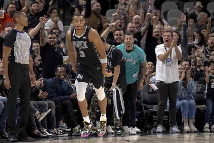 Spurs someten a los Toros