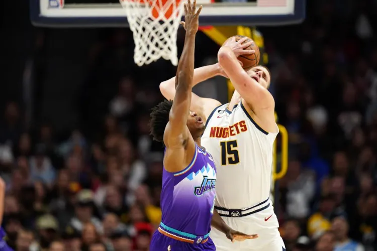 Hyland guía a los Nuggets