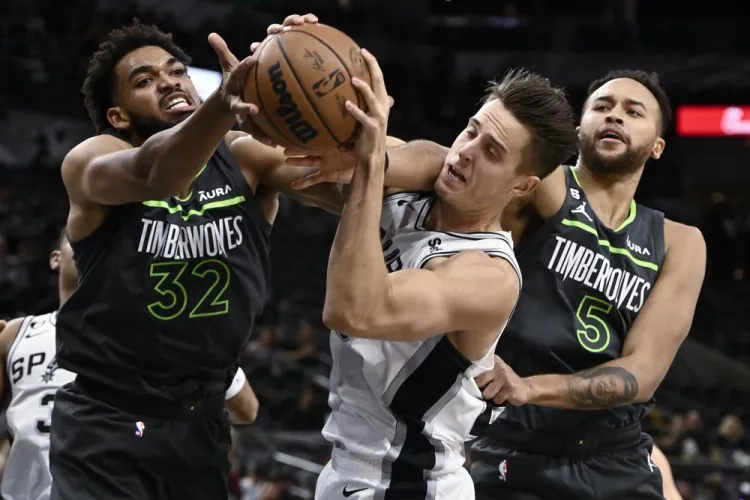 Johnson y McDermott guían a los Spurs