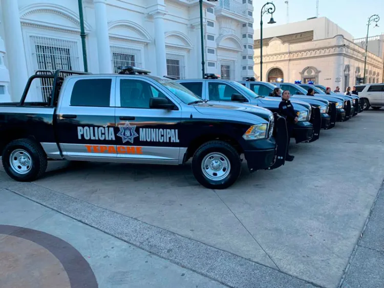 Gobernador entrega 16 patrullas a municipios y PESP