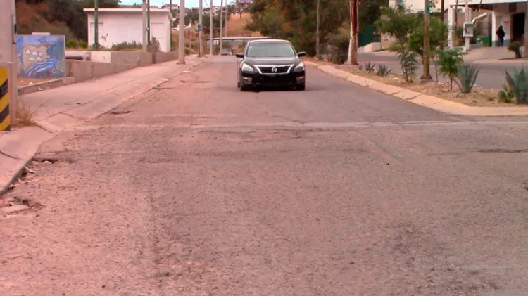 Sufren vecinos de Bellotas por baches y fugas de agua