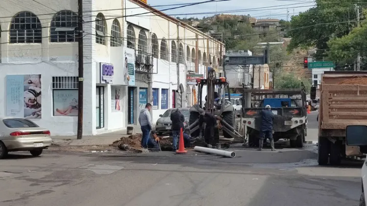 Limita vialidad reparación de Oomapas en calle Ramírez