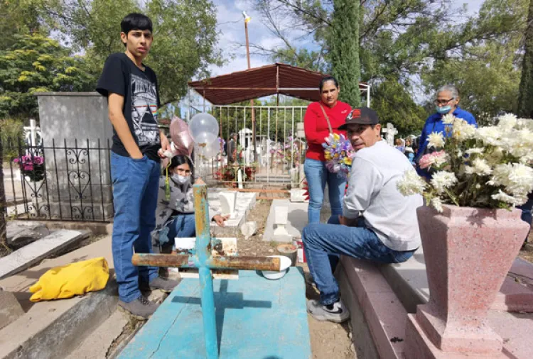 Cobran vida los panteones en Nogales